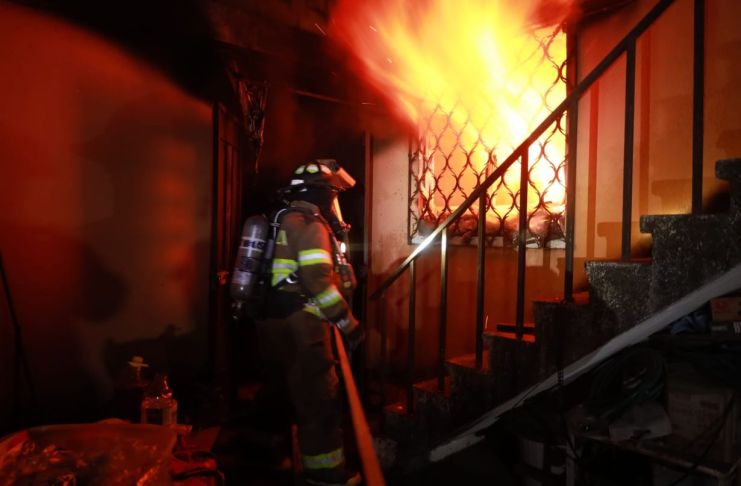 El propietario del inmueble afectado informó que el siniestro dejó pérdidas por unos Q100 mil. Foto La Hora: Bomberos Voluntarios