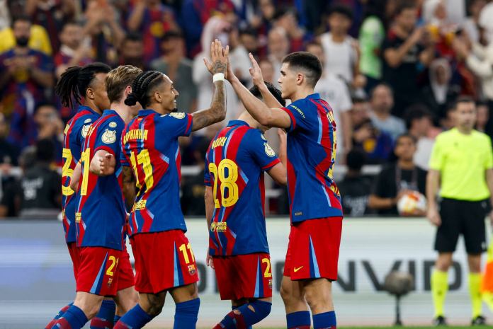 El FC Barcelona, con doblete de Raphinha, goleó 5-0 al Athletic de Bilbao en la primera semifinal de la Supercopa de España.