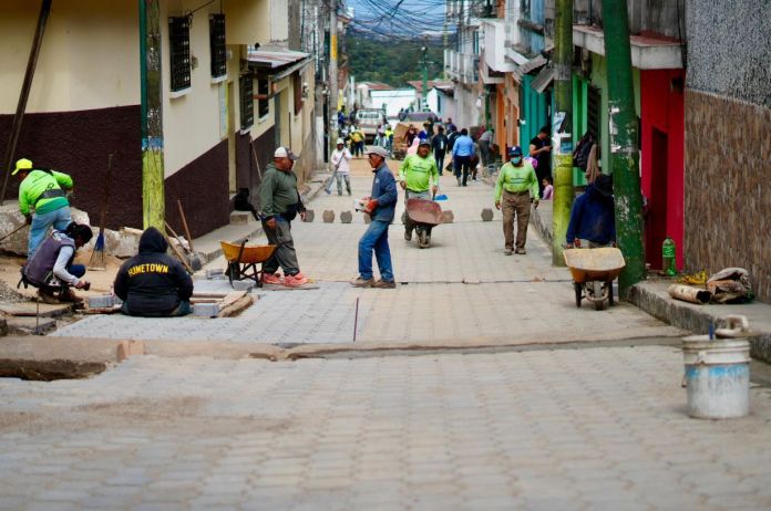 El barrio del Cerrito de la Virgen está siendo adoquinado y el fin de semana habrá un recorrido procesional por el sector. Foto La Hora: Neto Bran