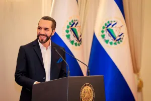Presentan Ley Quincena 25 para empleados públicos y privados en El Salvador