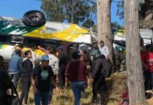 Dos fallecidos y varios heridos tras accidente de bus en la cumbre de Santa Elena, Salamá El accidente dejó un fallecido y más de 20 heridos, según informaron los Bomberos Voluntarios. Foto La Hora: BV