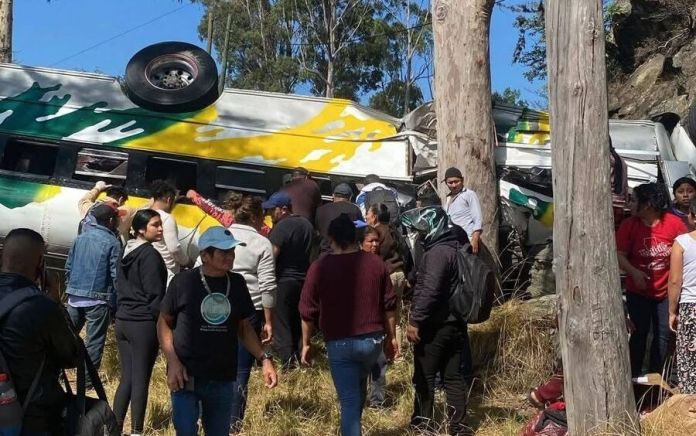 Bus accidente El accidente dejó un fallecido y más de 20 heridos, según informaron los Bomberos Voluntarios. Foto La Hora: BV