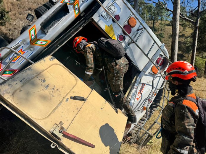 Bus accidente La mayoría de víctimas del accidente del bus extraurbano fueron trasladadas al Hospital Nacional de Salamá. Foto La Hora: Ejército de Guatemala