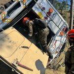 La mayoría de víctimas del accidente del bus extraurbano fueron trasladadas al Hospital Nacional de Salamá. Foto La Hora: Ejército de Guatemala