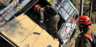 La mayoría de víctimas del accidente del bus extraurbano fueron trasladadas al Hospital Nacional de Salamá. Foto La Hora: Ejército de Guatemala