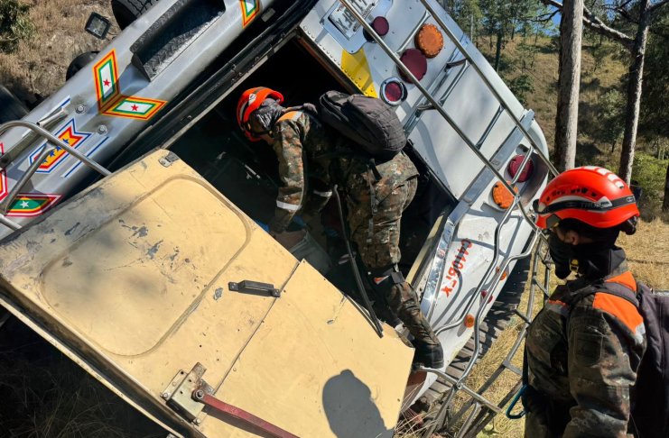 La mayoría de víctimas del accidente del bus extraurbano fueron trasladadas al Hospital Nacional de Salamá. Foto La Hora: Ejército de Guatemala