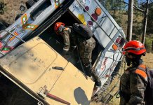 Identifican a pasajeros heridos de bus accidentado en la cumbre de Santa Elena, Salamá La mayoría de víctimas del accidente del bus extraurbano fueron trasladadas al Hospital Nacional de Salamá. Foto La Hora: Ejército de Guatemala