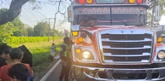 Operativo realizado en el kilómetro 65 de la ruta CA-2, deja piloto sancionado y bus consignado. Foto: Transito PNC