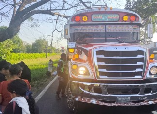 Operativo realizado en el kilómetro 65 de la ruta CA-2, deja piloto sancionado y bus consignado. Foto: Transito PNC