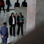 La magistrada Flor García Villatoro y la magistrada Claudia Paredes tras salir del frustrado pleno extraordinario. Foto La Hora: Daniel Ramírez.