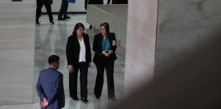 Una emergencia frena votación para elegir al presidente de la Corte Suprema por undécima vez La magistrada Flor García Villatoro y la magistrada Claudia Paredes tras salir del frustrado pleno extraordinario. Foto La Hora: Daniel Ramírez.
