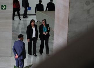 La magistrada Flor García Villatoro y la magistrada Claudia Paredes tras salir del frustrado pleno extraordinario. Foto La Hora: Daniel Ramírez.