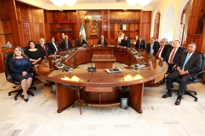 Los 13 magistrados de la Corte Suprema de Justicia en el pleno, el pasado 14 de octubre de 2024. Foto La Hora: Organismo Judicial.