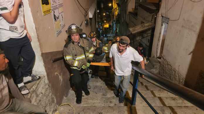 Incendio estructural en la colonia La Trinidad, 9.a. avenida y 3a. calle, zona 3. Foto La Hora: CVB.
