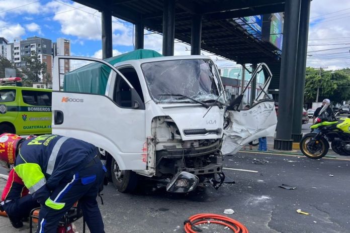 Camión que colisionó en contra de una pasarela del Transmetro en la calzada Aguilar Batres. Foto La Hora: CBM