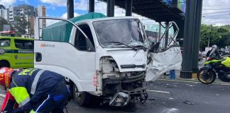 Camión que colisionó en contra de una pasarela del Transmetro en la calzada Aguilar Batres. Foto La Hora: CBM