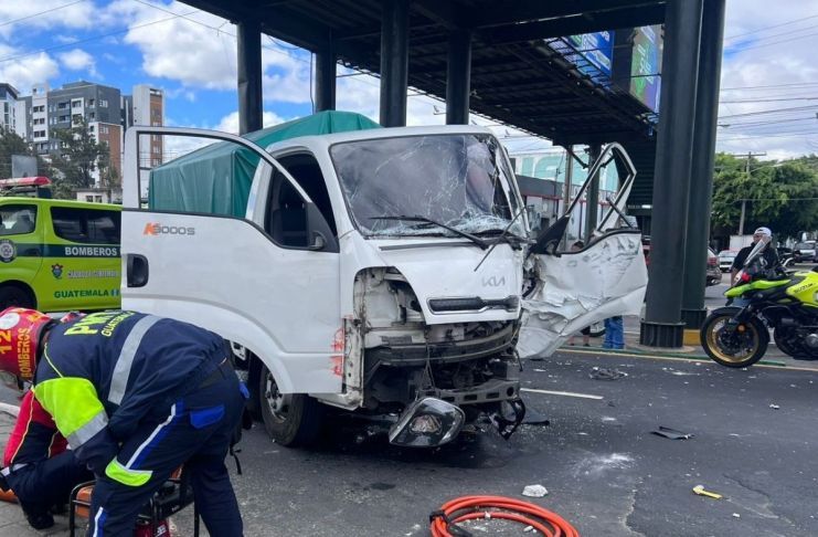 Camión que colisionó en contra de una pasarela del Transmetro en la calzada Aguilar Batres. Foto La Hora: CBM