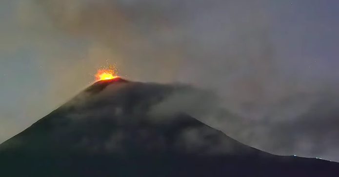 Actividad de volcán de fuego provoca caída de ceniza en comunidades aledañas. Foto La Hora: AfarTV