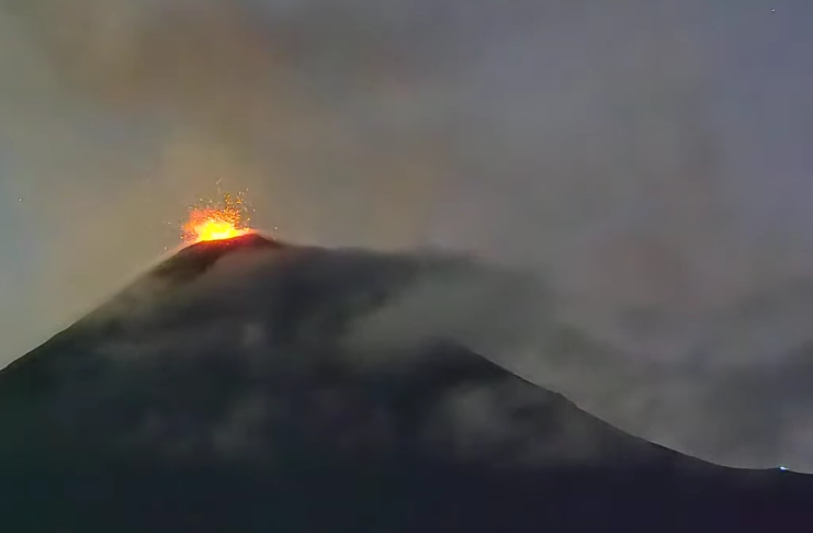 Actividad de volcán de fuego provoca caída de ceniza en comunidades aledañas. Foto La Hora: AfarTV