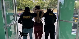 Presunto pandillero alias "Zancudo" capturado en Villa Nueva. Foto La Hora: PNC