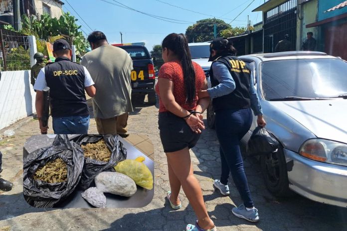 Mujer capturada con bolsa llena de ilícitos. Foto La Hora: PNC