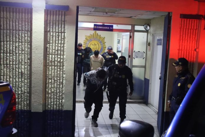 Presuntos asaltantes capturados en la zona 11 capitalina. Foto La Hora: PNC