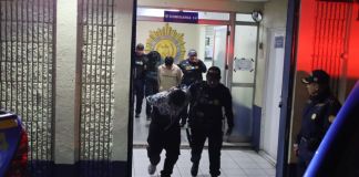 Presuntos asaltantes capturados en la zona 11 capitalina. Foto La Hora: PNC