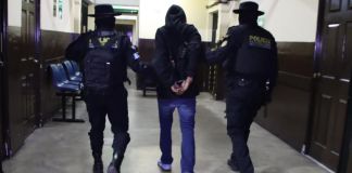 Alias "La Cabra" capturado con motocicleta robada en Mixco. Foto La Hora: PNC