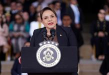 Castro inicia la transición al Gobierno de Asfura en Honduras tras polémica victoria Xiomara Castro durante un acto oficial, en medio de la tensión por la transición de gobierno en Honduras.