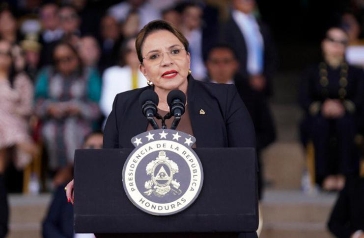 Xiomara Castro durante un acto oficial, en medio de la tensión por la transición de gobierno en Honduras.