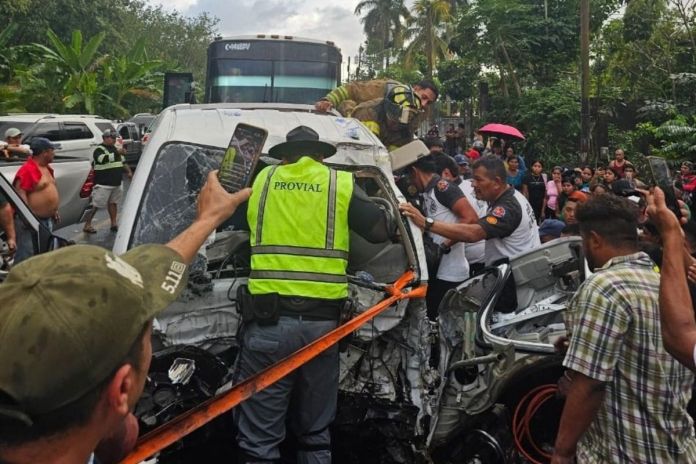 Colisión triple registrada en el kilómetro 135 de la ruta al Pacífico. Foto La Hora: Bomberos Voluntarios