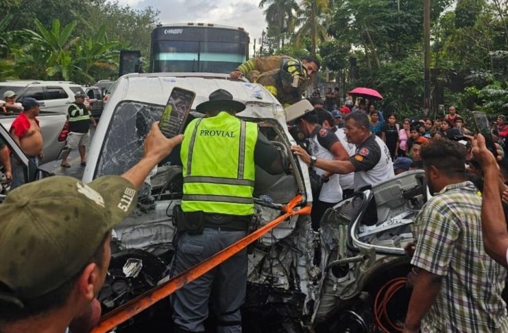 Colisión triple registrada en el kilómetro 135 de la ruta al Pacífico. Foto La Hora: Bomberos Voluntarios