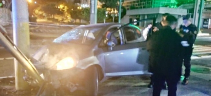 Conductor en posible estado de ebriedad colisiona contra un poste frente al Banco de Guatemala. Foto La Hora: Amílcar Montejo