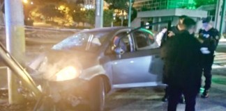Conductor que se estrelló contra la vía frente a Banco de Guatemala es trasladado a tribunales Conductor en posible estado de ebriedad colisiona contra un poste frente al Banco de Guatemala. Foto La Hora: Amílcar Montejo