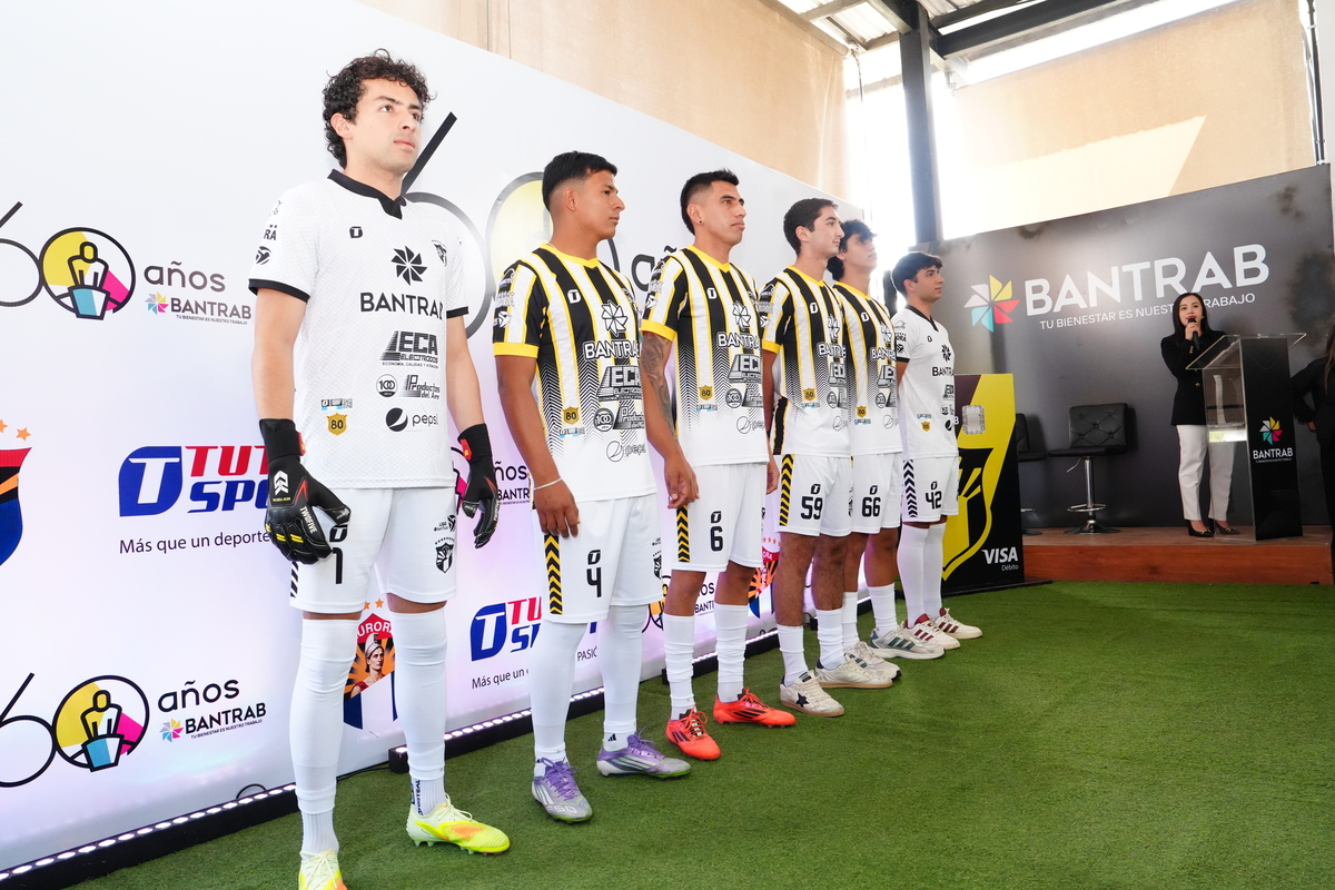 Presentación de equipación oficial de Aurora F.C. Foto: Cortesía Bantrab.