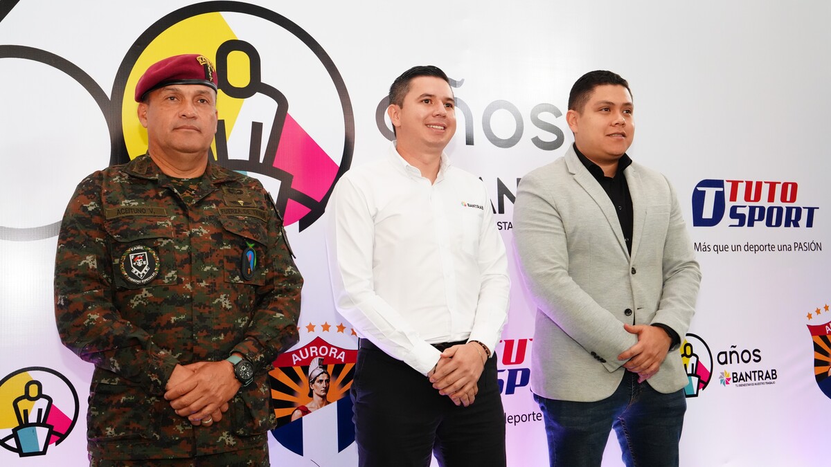 De izquierda a derecha: Coronel Edgar Castro Ochoa, vicepresidente Aurora F.C.; Jesús Pineda, gerente de clústers estratégicos de Bantrab; Diego Morales, gerente de mercadeo de Tuto Sport. Foto: Bantrab.