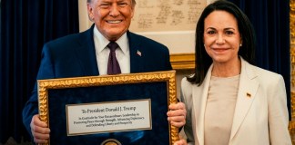 Corina Machado entregando el premio Nobel a Donald Trump. Foto La Hora: EFE