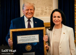 Corina Machado entregando el premio Nobel a Donald Trump. Foto La Hora: EFE