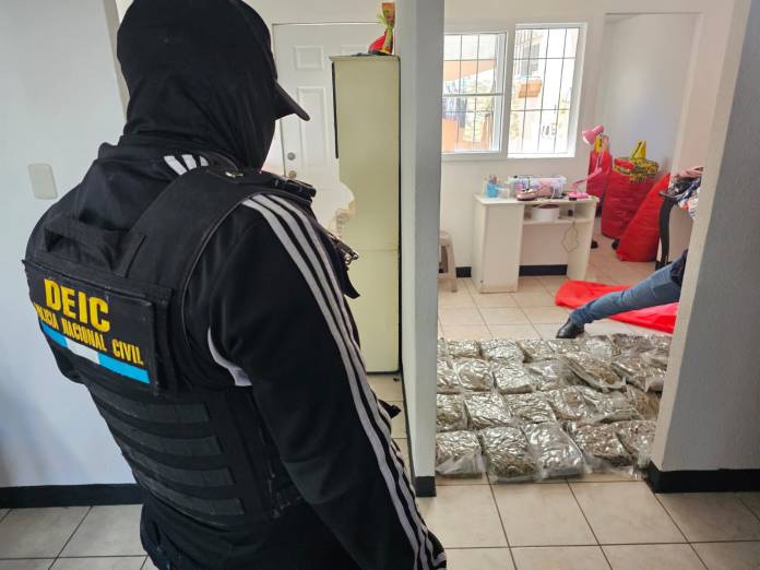 Capturan a presunto distribuidor de droga en allanamiento en Chinautla. Foto La Hora: PNC.