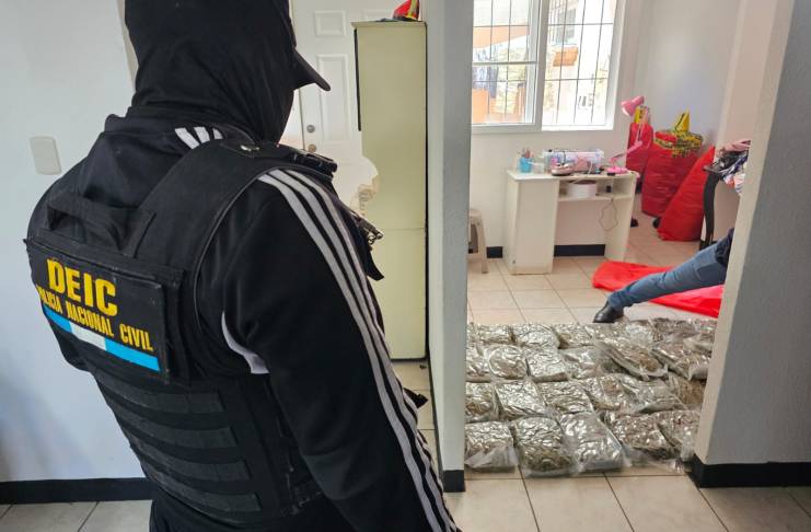 Capturan a presunto distribuidor de droga en allanamiento en Chinautla. Foto La Hora: PNC.