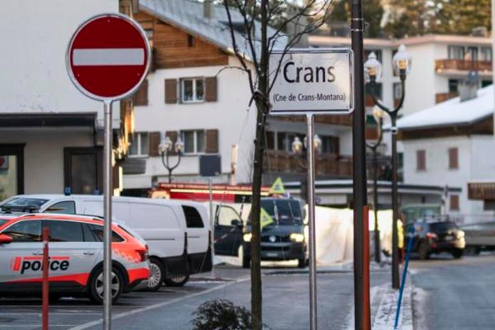Agentes de policía se encuentran cerca del lugar donde se declaró un incendio en el bar y salón Le Constellation tras una explosión en la madrugada de Nochevieja, en Crans-Montana, Suiza, el 1 de enero de 2026. Foto: La Hora/ EFE/EPA/ALESSANDRO DELLA VALLE