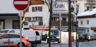 Agentes de policía se encuentran cerca del lugar donde se declaró un incendio en el bar y salón Le Constellation tras una explosión en la madrugada de Nochevieja, en Crans-Montana, Suiza, el 1 de enero de 2026. Foto: La Hora/ EFE/EPA/ALESSANDRO DELLA VALLE