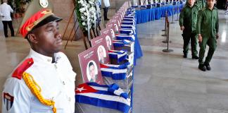 Cubanos rinden homenaje a los militares fallecidos en La Habana.