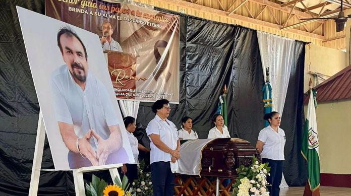 En la Escuela Normal Julio Edmundo Rosado Pinelo y el Cudep Petén se llevaron a cabo los homenajes. Foto La Hora: Facebook/Educación y Libertad