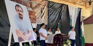 En la Escuela Normal Julio Edmundo Rosado Pinelo y el Cudep Petén se llevaron a cabo los homenajes. Foto La Hora: Facebook/Educación y Libertad