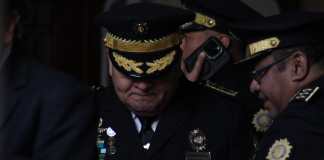 Director de la PNC, David Custodio Boteo, durante las honras fúnebres. Foto La Hora: Kenneth Jordan