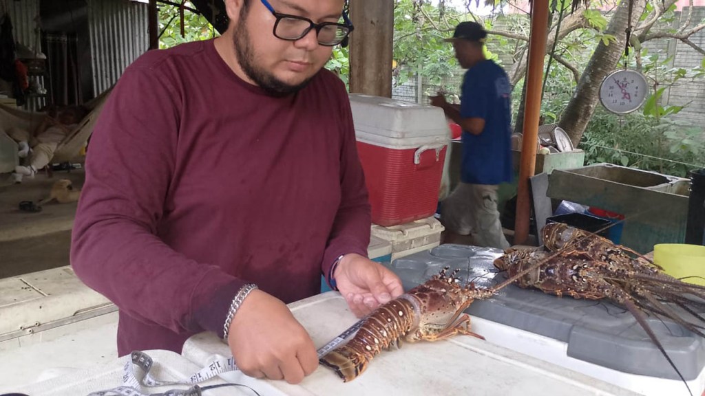 Quienes incumplan la disposición corren el riesgo de que las autoridades les recoja sus utensilios de pesca y sancione económicamente. Foto La Hora: MAGA