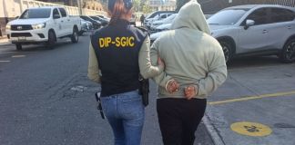 Según la PNC, en julio de 2025 fue detenida por ser presunta extorsionista, pero recobró su libertad y este 5 de enero 2026 vuelve a ser capturada por el mismo delito. Foto La Hora: PNC