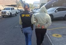 Mujer acusada de extorsión es capturada por segunda ocasión Según la PNC, en julio de 2025 fue detenida por ser presunta extorsionista, pero recobró su libertad y este 5 de enero 2026 vuelve a ser capturada por el mismo delito. Foto La Hora: PNC