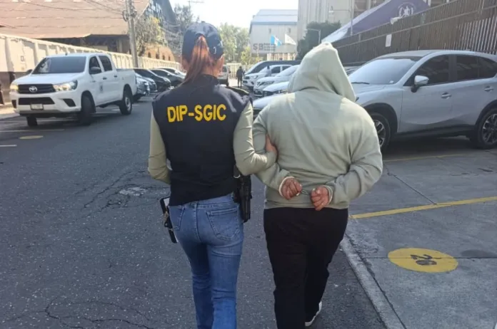 Detenida-extorsion Según la PNC, en julio de 2025 fue detenida por ser presunta extorsionista, pero recobró su libertad y este 5 de enero 2026 vuelve a ser capturada por el mismo delito. Foto La Hora: PNC